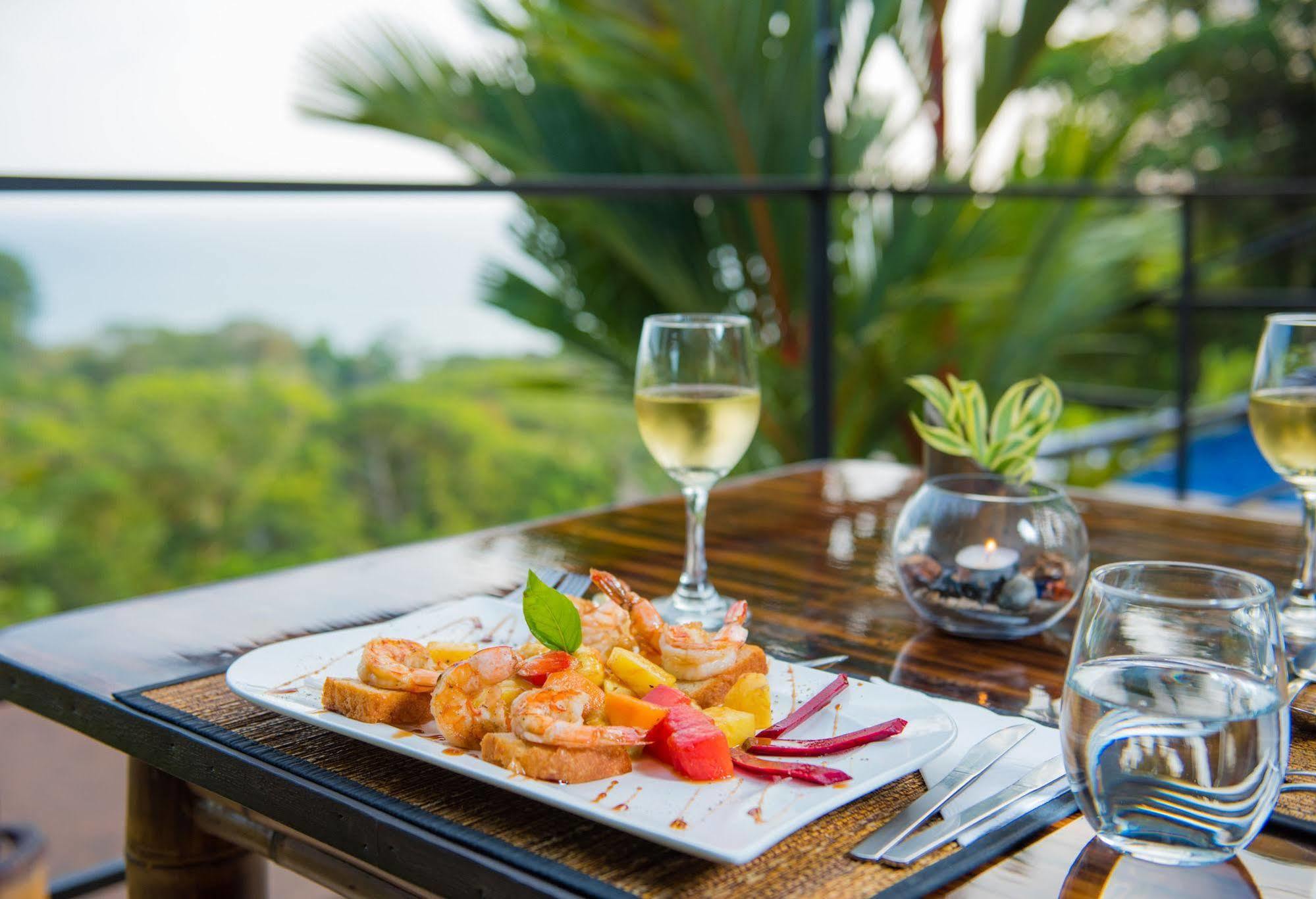 אוביטה Tiki Villas Rainforest Lodge & Spa מראה חיצוני תמונה