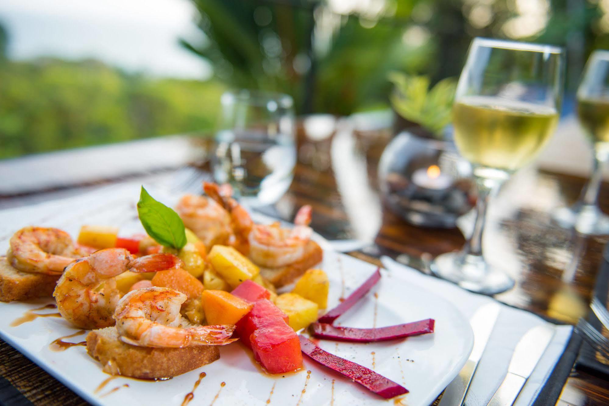 אוביטה Tiki Villas Rainforest Lodge & Spa מראה חיצוני תמונה